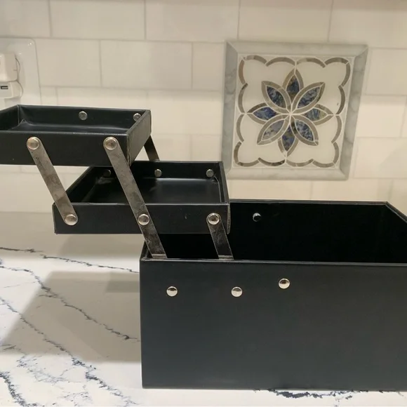 Make-up case. Black. Fabric exterior with solid insert. - Picture 8 of 11